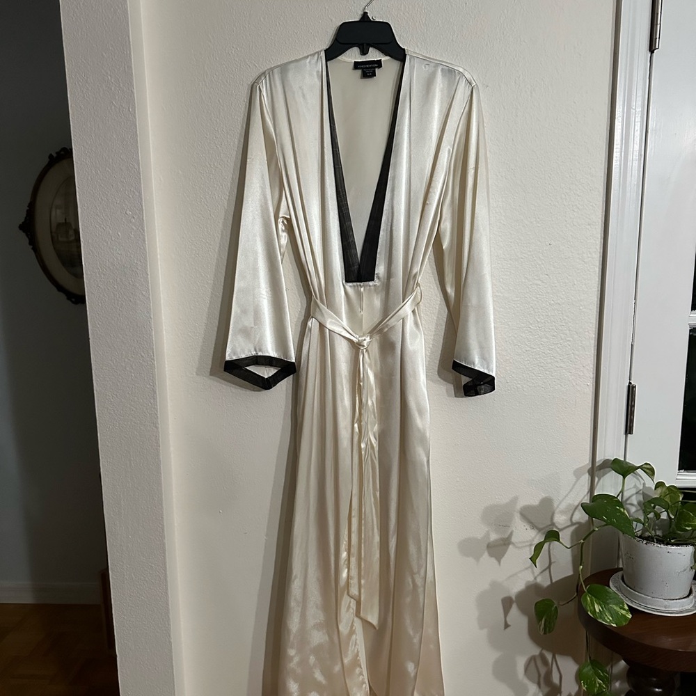 Jones New York Elegant M  Nightgown Robe Set CREAM SATIN with sheer black accent